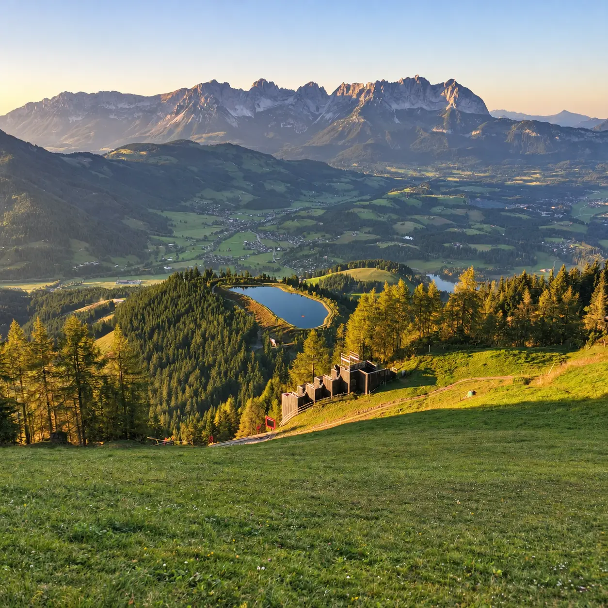 Bergpanorama mit See im warmen Abendlicht bei Kitzbühel